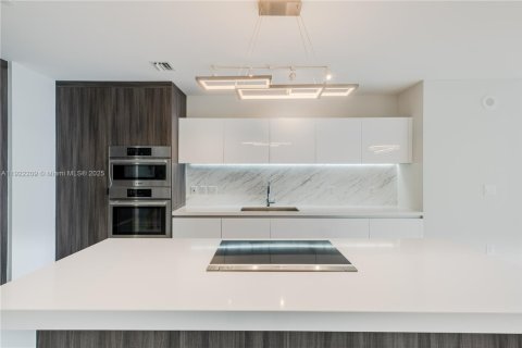 Condo in Miami, Florida, 3 bedrooms № 1976130 - photo 2