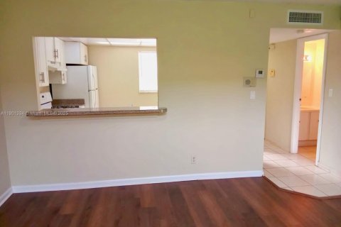 Condo in Hialeah, Florida, 1 bedroom  № 1951531 - photo 2