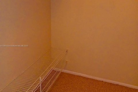 Condo in Hialeah, Florida, 1 bedroom  № 1951531 - photo 10