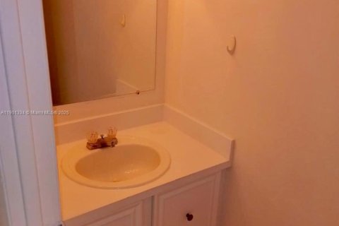 Condo in Hialeah, Florida, 1 bedroom  № 1951531 - photo 4