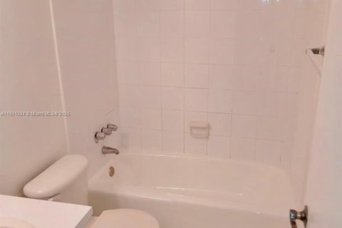 Condo in Hialeah, Florida, 1 bedroom  № 1951531 - photo 5