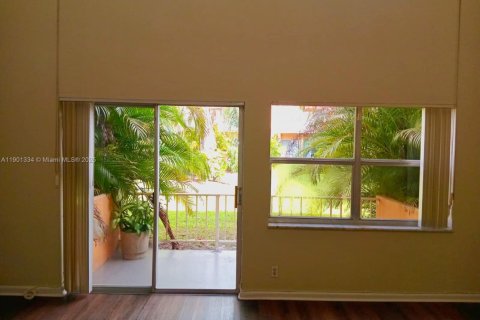 Condo in Hialeah, Florida, 1 bedroom  № 1951531 - photo 14