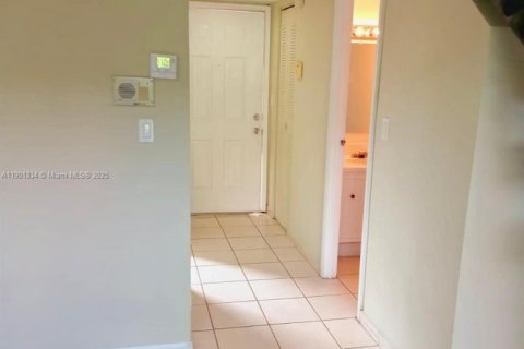 Condo in Hialeah, Florida, 1 bedroom  № 1951531 - photo 3