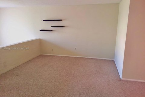 Condo in Hialeah, Florida, 1 bedroom  № 1951531 - photo 11