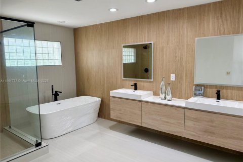 House in Fort Lauderdale, Florida 4 bedrooms, 326.64 sq.m. № 1945657 - photo 21