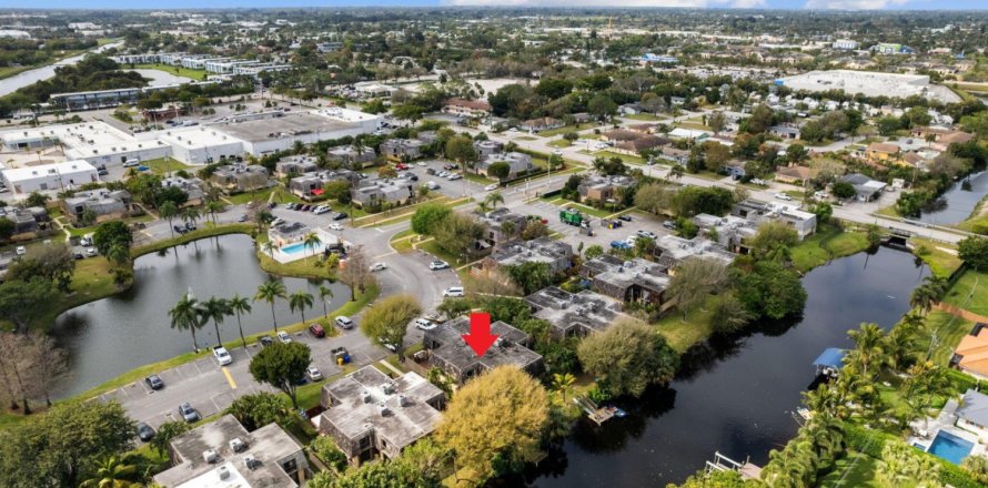 Townhouse in Lake Worth, Florida 2 bedrooms, 123.37 sq.m. № 1036068