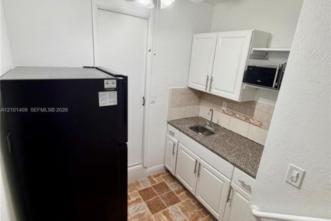Immobilier commercial à louer à Miami, Floride: 2 chambres, 65.22 m2 № 2407565 - photo 10