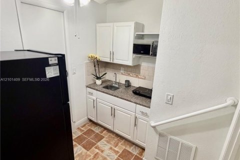 Immobilier commercial à louer à Miami, Floride: 2 chambres, 65.22 m2 № 2407565 - photo 3