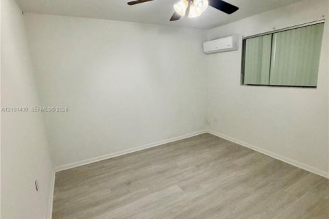 Immobilier commercial à louer à Miami, Floride: 2 chambres, 65.22 m2 № 2407565 - photo 7
