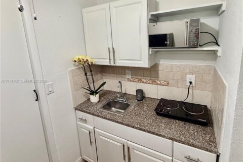 Immobilier commercial à louer à Miami, Floride: 2 chambres, 65.22 m2 № 2407565 - photo 2