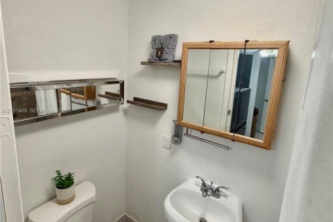 Immobilier commercial à louer à Miami, Floride: 2 chambres, 65.22 m2 № 2407565 - photo 6