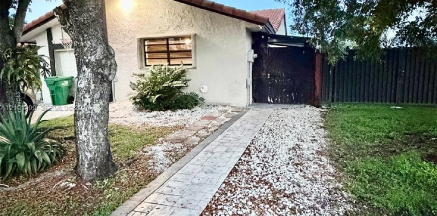 Immobilier commercial à Miami, Floride 2 chambres, 65.22 m2 № 2407565