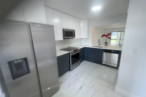 Купить кондоминиум в Маргит, Флорида 2 спальни, 94.67м2, № 1923942 - фото 3