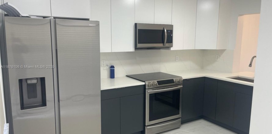 Кондоминиум с 2 спальнями в Маргит, Флорида № 1923942