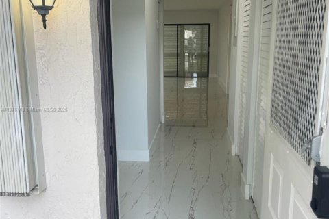 Купить кондоминиум в Маргит, Флорида 2 спальни, 94.67м2, № 1923942 - фото 9