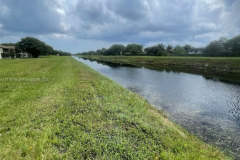 Купить кондоминиум в Маргит, Флорида 2 спальни, 94.67м2, № 1923942 - фото 11