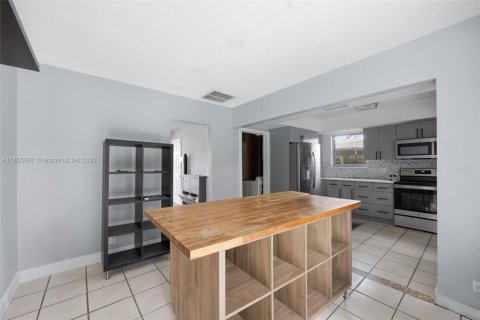 House in Lauderhill, Florida 3 bedrooms, 127.37 sq.m. № 1878518 - photo 11
