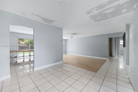 House in Lauderhill, Florida 3 bedrooms, 127.37 sq.m. № 1878518 - photo 3
