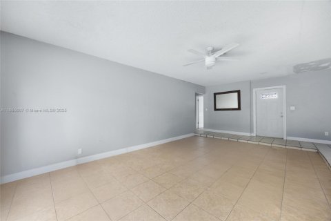 House in Lauderhill, Florida 3 bedrooms, 127.37 sq.m. № 1878518 - photo 6