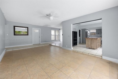 House in Lauderhill, Florida 3 bedrooms, 127.37 sq.m. № 1878518 - photo 4