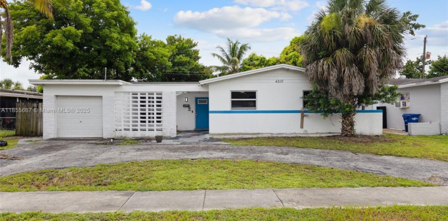 House in Lauderhill, Florida 3 bedrooms, 127.37 sq.m. № 1878518