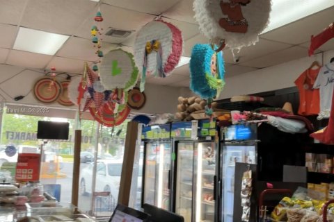 Commercial property in Sweetwater, Florida № 1797496 - photo 11
