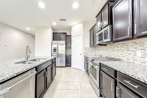House in Davenport, Florida 5 bedrooms, 318.65 sq.m. № 1775595 - photo 6