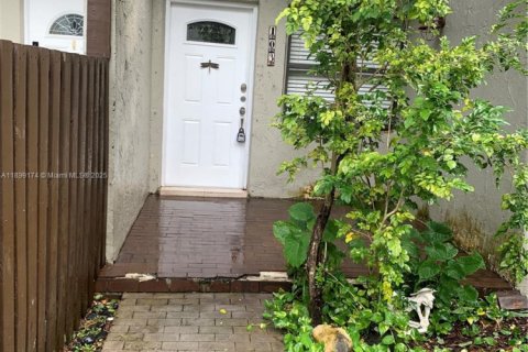 Condominio en alquiler en Miami, Florida, 3 dormitorios, 110.74 m2 № 1951926 - foto 3