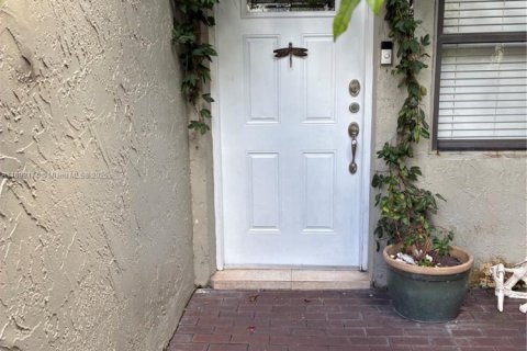 Condominio en alquiler en Miami, Florida, 3 dormitorios, 110.74 m2 № 1951926 - foto 2