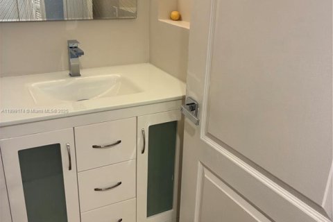 Condominio en alquiler en Miami, Florida, 3 dormitorios, 110.74 m2 № 1951926 - foto 22