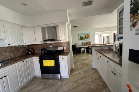 Villa ou maison à vendre à Hialeah, Floride: 3 chambres, 113.9 m2 № 2052560 - photo 8
