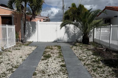 Villa ou maison à vendre à Hialeah, Floride: 3 chambres, 113.9 m2 № 2052560 - photo 30