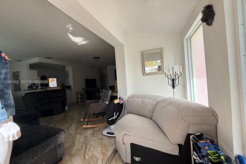 Villa ou maison à vendre à Hialeah, Floride: 3 chambres, 113.9 m2 № 2052560 - photo 17