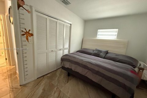 Villa ou maison à vendre à Hialeah, Floride: 3 chambres, 113.9 m2 № 2052560 - photo 18