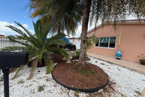Villa ou maison à vendre à Hialeah, Floride: 3 chambres, 113.9 m2 № 2052560 - photo 2