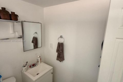 Villa ou maison à vendre à Hialeah, Floride: 3 chambres, 113.9 m2 № 2052560 - photo 28