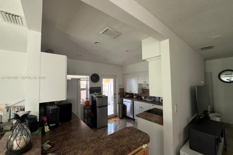Villa ou maison à vendre à Hialeah, Floride: 3 chambres, 113.9 m2 № 2052560 - photo 10