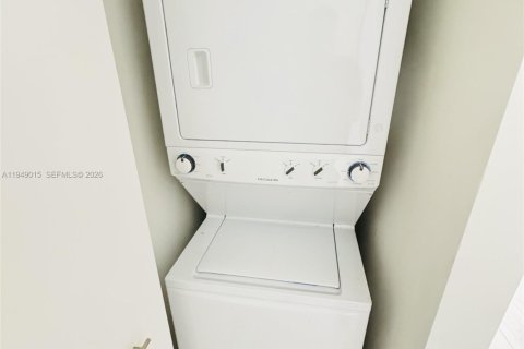 Condo in Miami, Florida, 1 bedroom  № 2004842 - photo 10