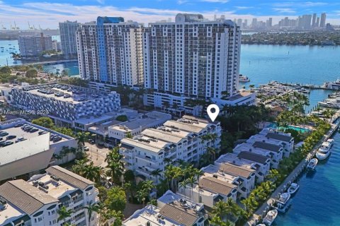 Adosado en Miami Beach, Florida 3 dormitorios, 245.26 m2 № 2022825