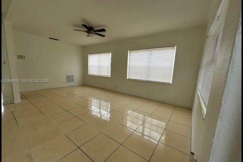 House in Miami, Florida 2 bedrooms № 2003682 - photo 11