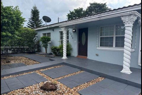 House in Miami, Florida 2 bedrooms № 2003682 - photo 2