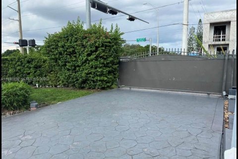 House in Miami, Florida 2 bedrooms № 2003682 - photo 3