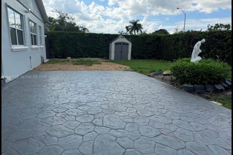 House in Miami, Florida 2 bedrooms № 2003682 - photo 4