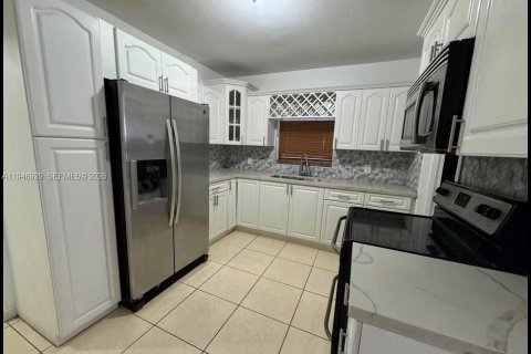 House in Miami, Florida 2 bedrooms № 2003682 - photo 9