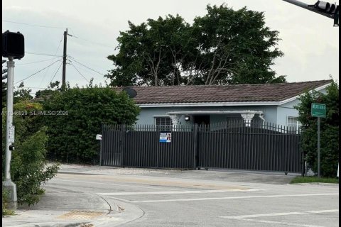 House in Miami, Florida 2 bedrooms № 2003682