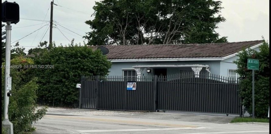House in Miami, Florida 2 bedrooms № 2003682