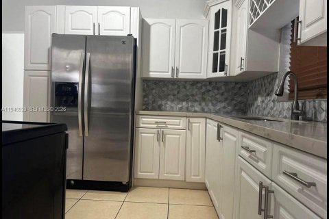 House in Miami, Florida 2 bedrooms № 2003682 - photo 10