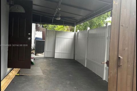 House in Miami, Florida 2 bedrooms № 2003682 - photo 7