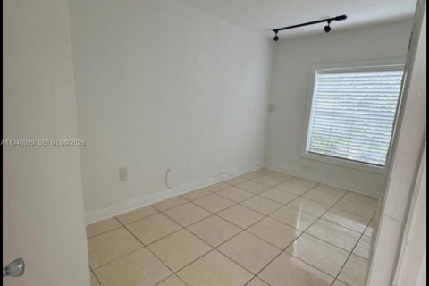 House in Miami, Florida 2 bedrooms № 2003682 - photo 14