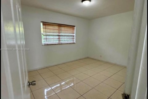 House in Miami, Florida 2 bedrooms № 2003682 - photo 16